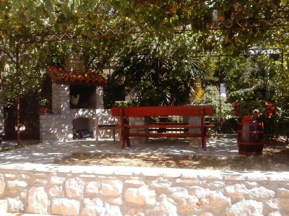 Apartman Sole Appartement Karigador Buitenkant foto